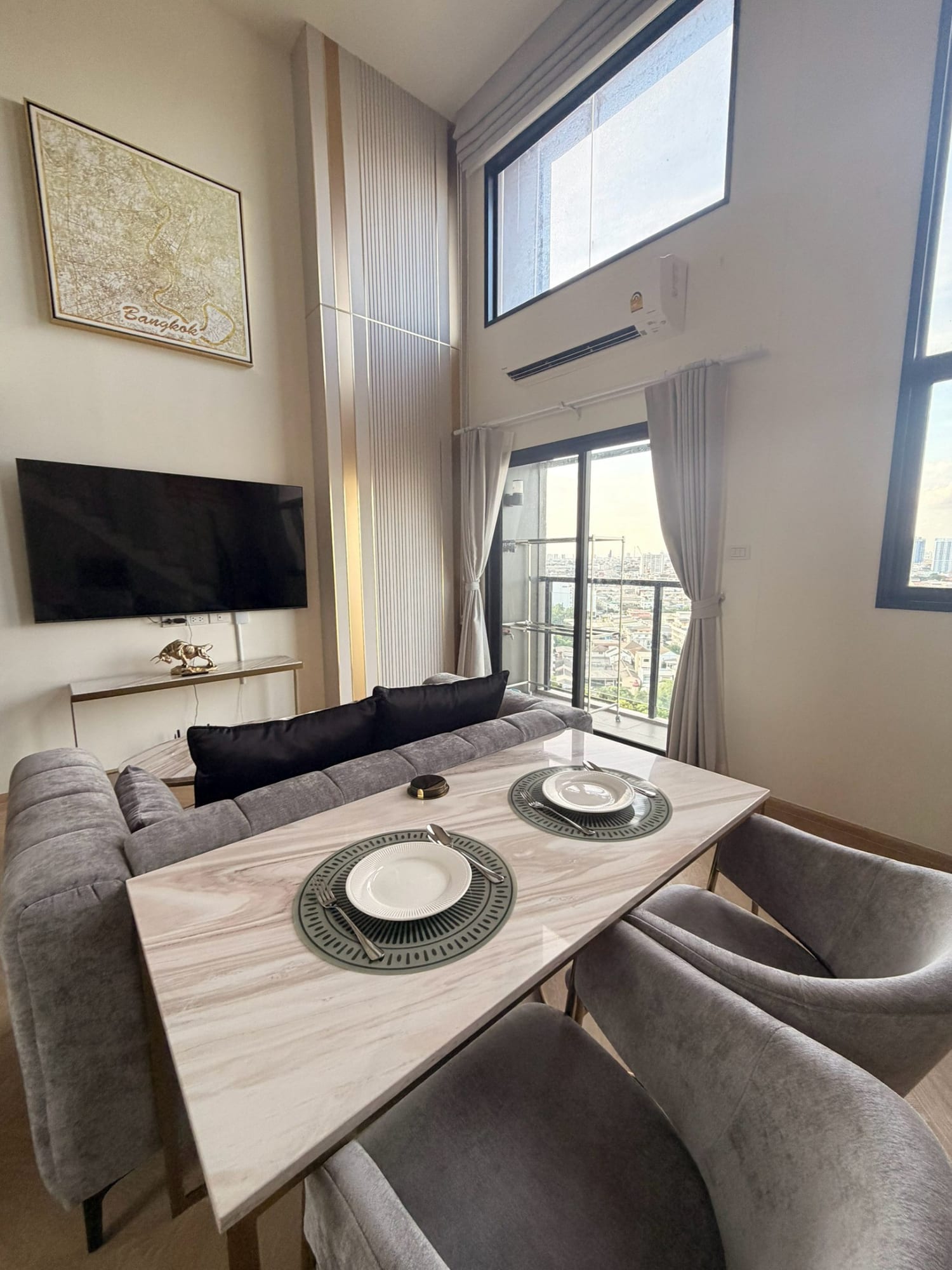 Modern 1-Bed Condo in Central Bangkok - Prime Location, Fully Furnished 2