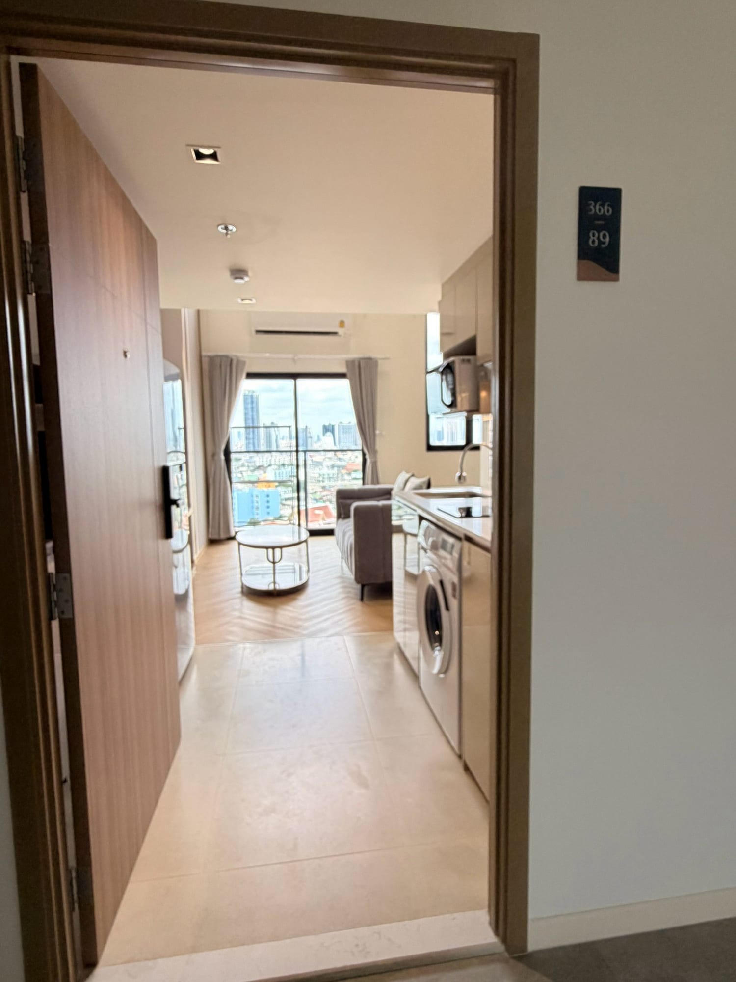 Modern 1-Bed Condo in Central Bangkok - Prime Location, Fully Furnished 4