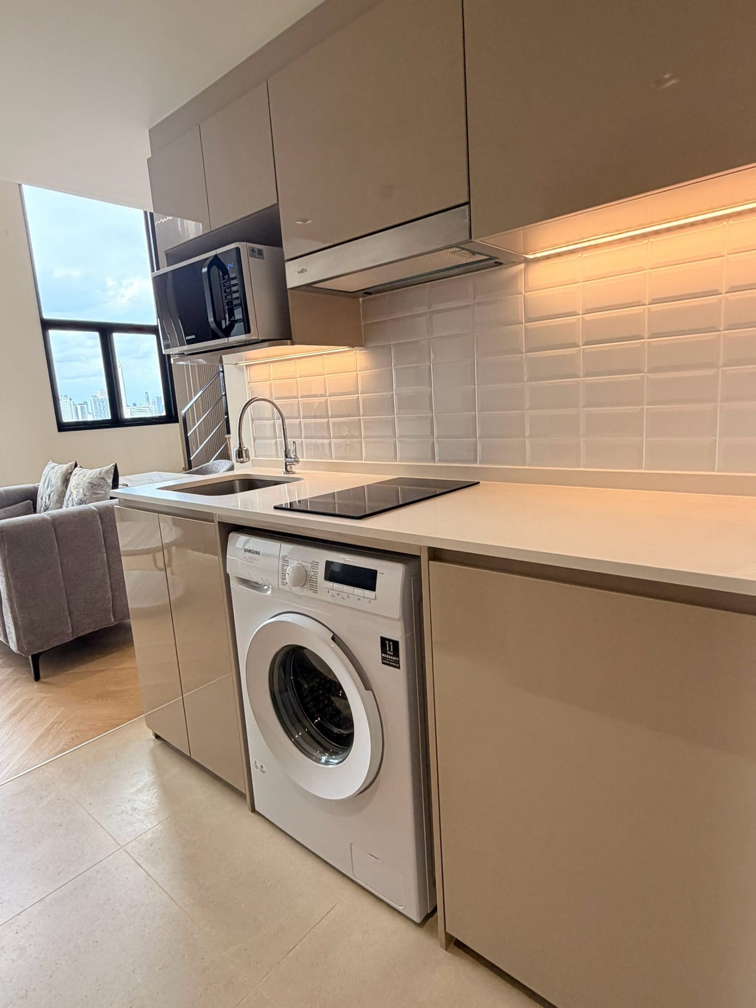 Modern 1-Bed Condo in Central Bangkok - Prime Location, Fully Furnished 5