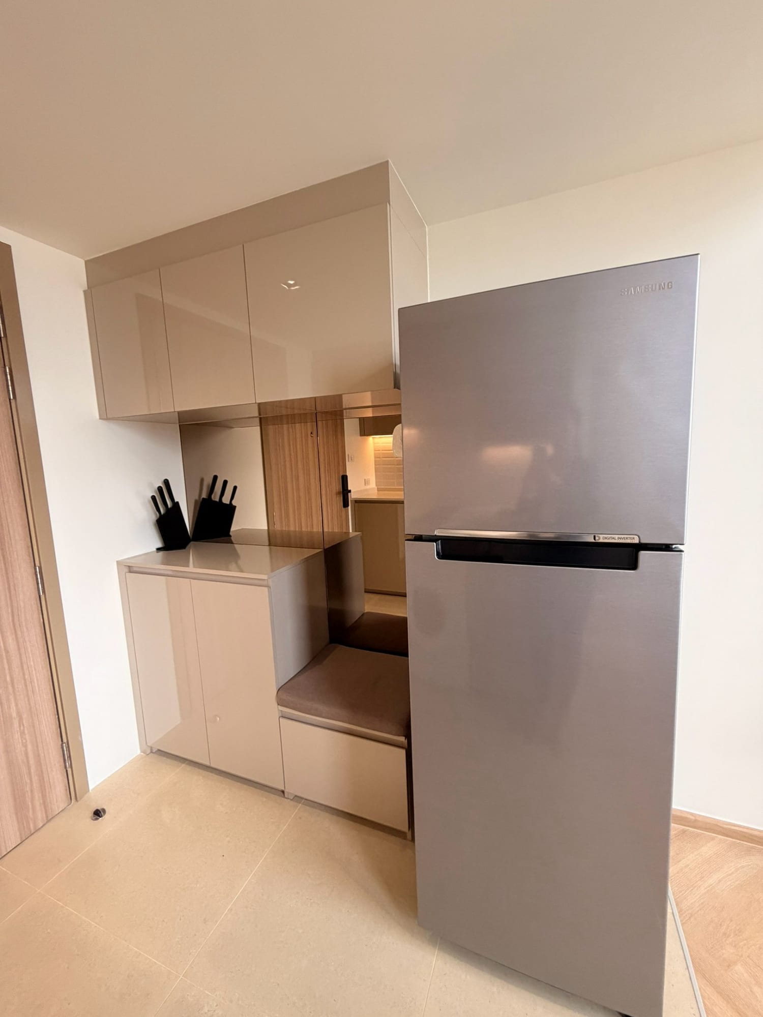 Modern 1-Bed Condo in Central Bangkok - Prime Location, Fully Furnished 6