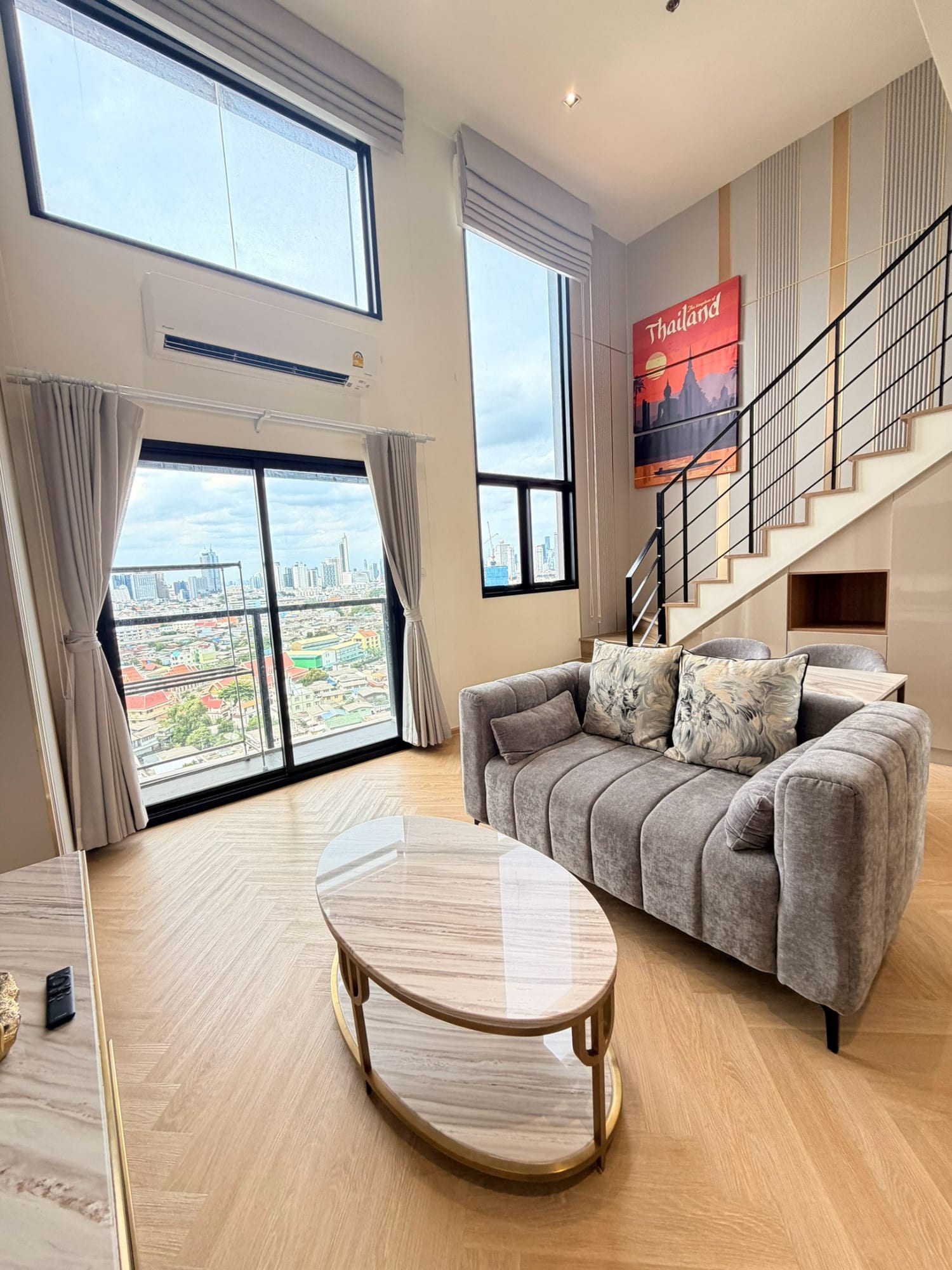 Modern 1-Bed Condo in Central Bangkok - Prime Location, Fully Furnished