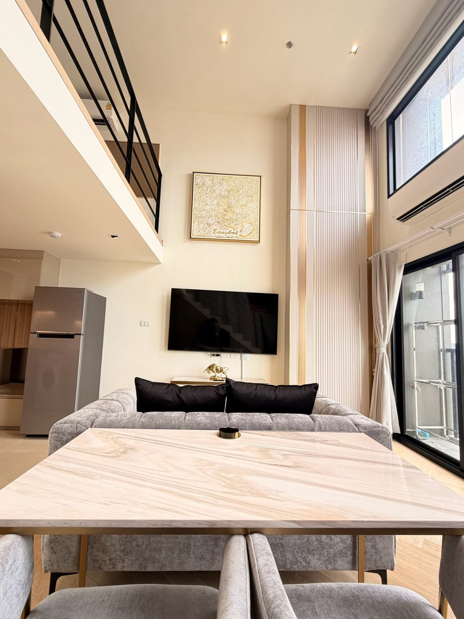 Modern 1-Bed Condo in Central Bangkok - Prime Location, Fully Furnished 8
