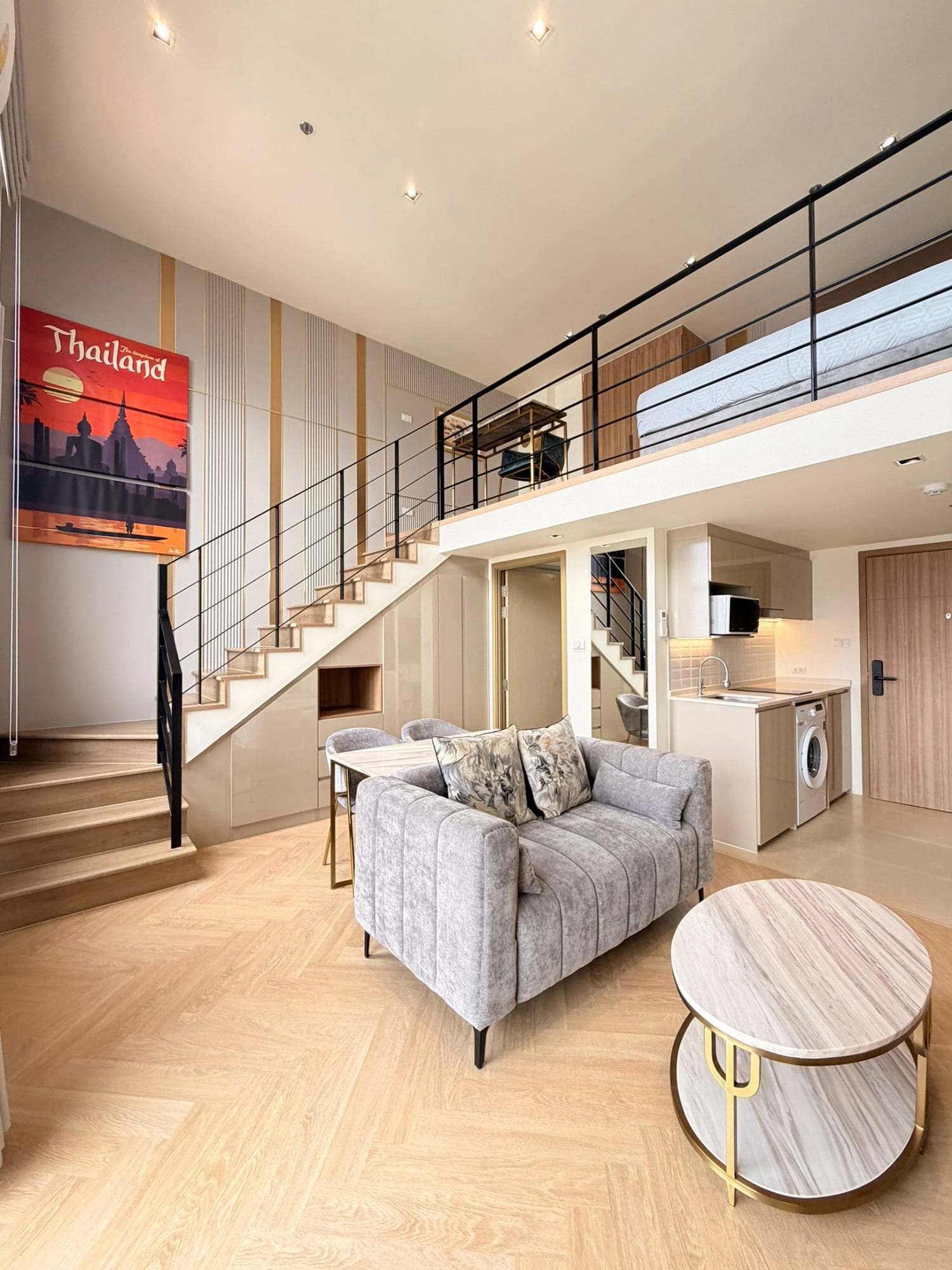 Modern 1-Bed Condo in Central Bangkok - Prime Location, Fully Furnished 9