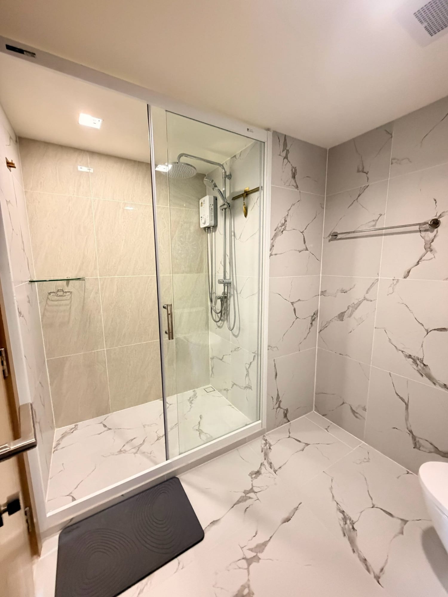 Modern 1-Bed Condo in Central Bangkok - Prime Location, Fully Furnished 11