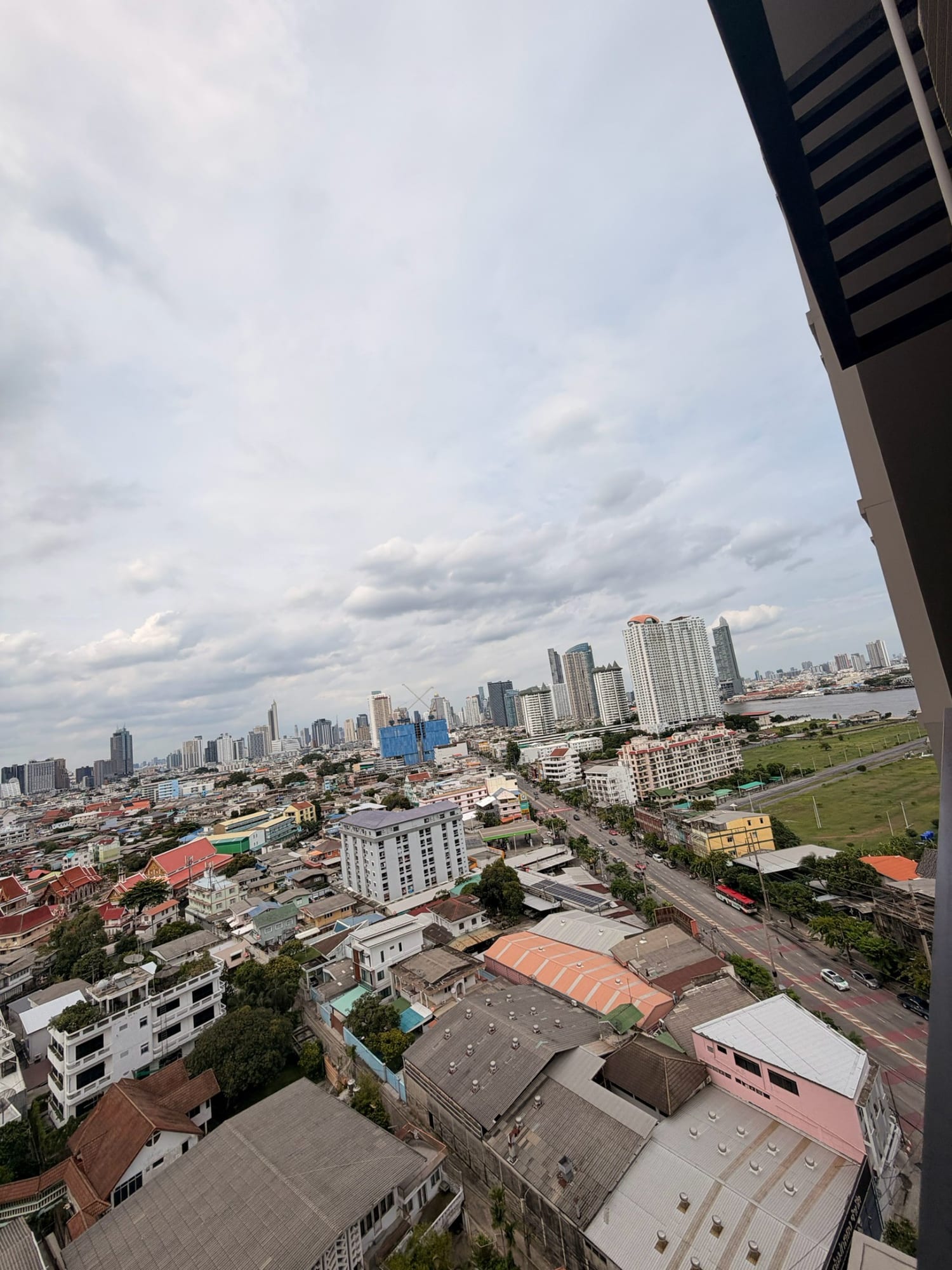 Modern 1-Bed Condo in Central Bangkok - Prime Location, Fully Furnished 14