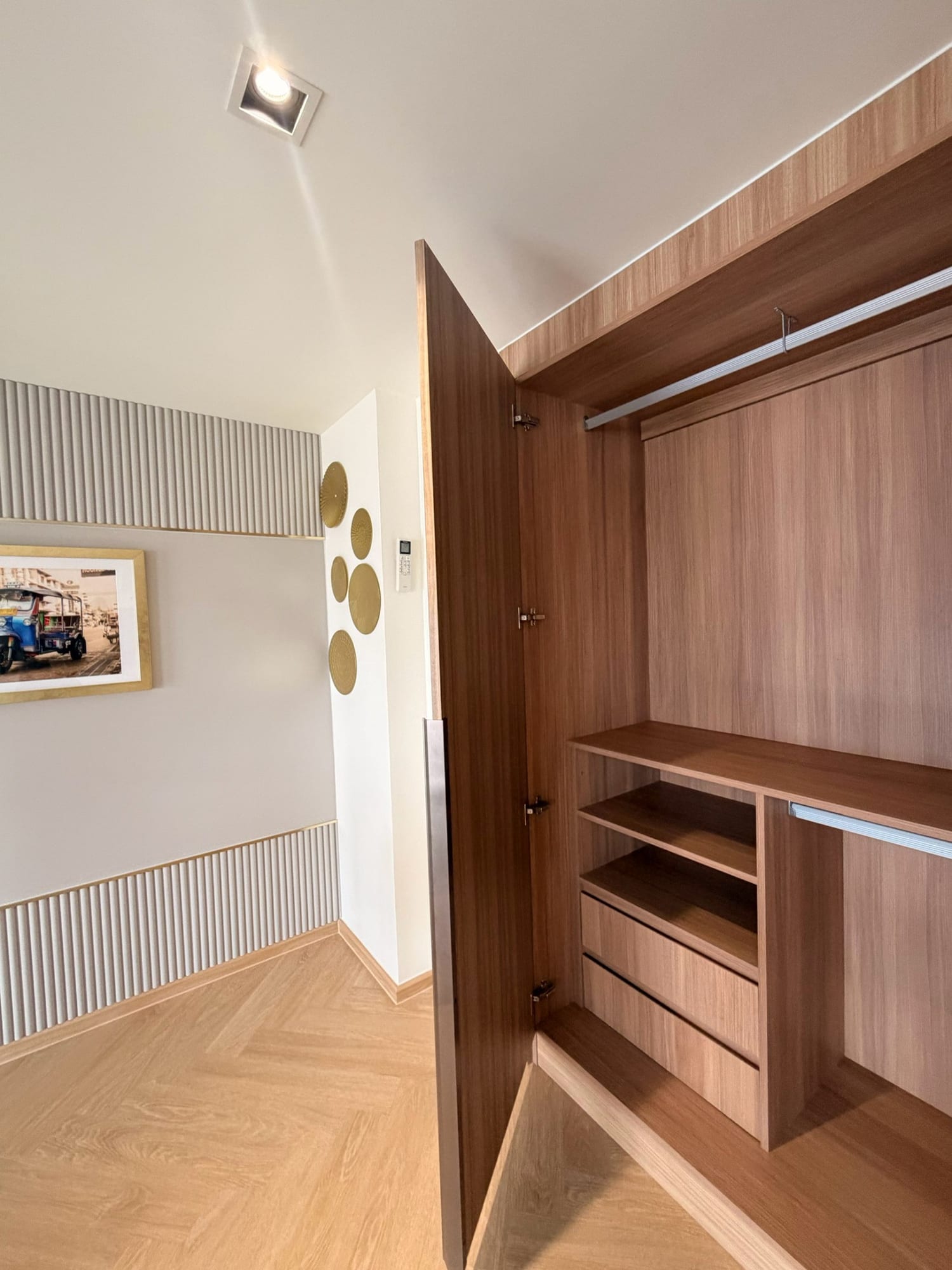 Modern 1-Bed Condo in Central Bangkok - Prime Location, Fully Furnished 23