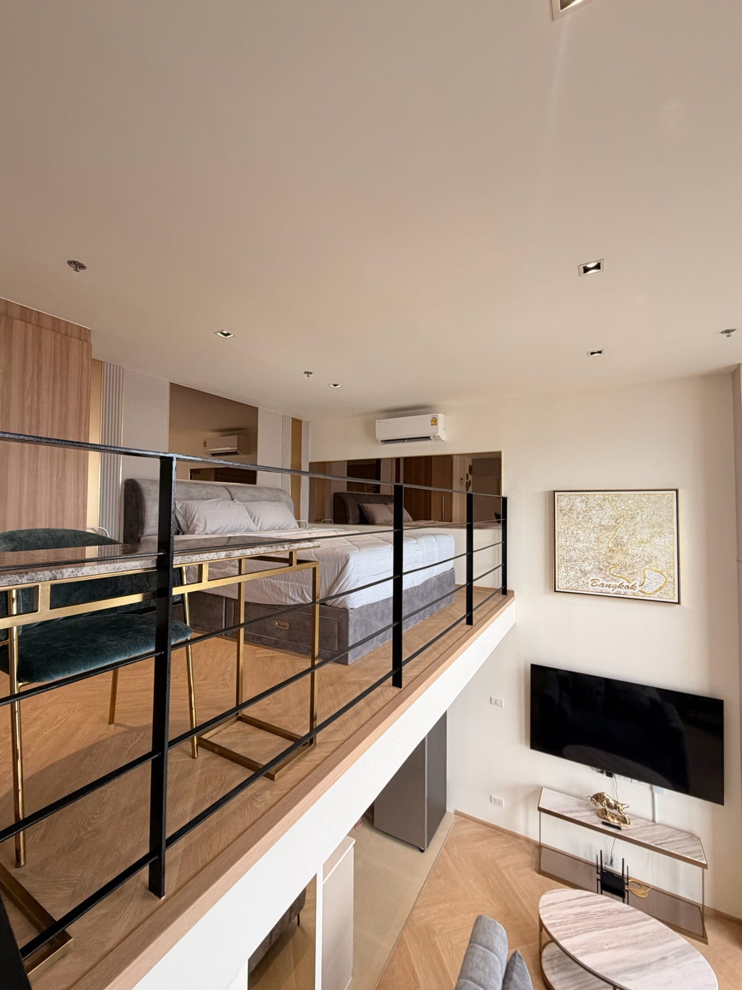 Modern 1-Bed Condo in Central Bangkok - Prime Location, Fully Furnished 24