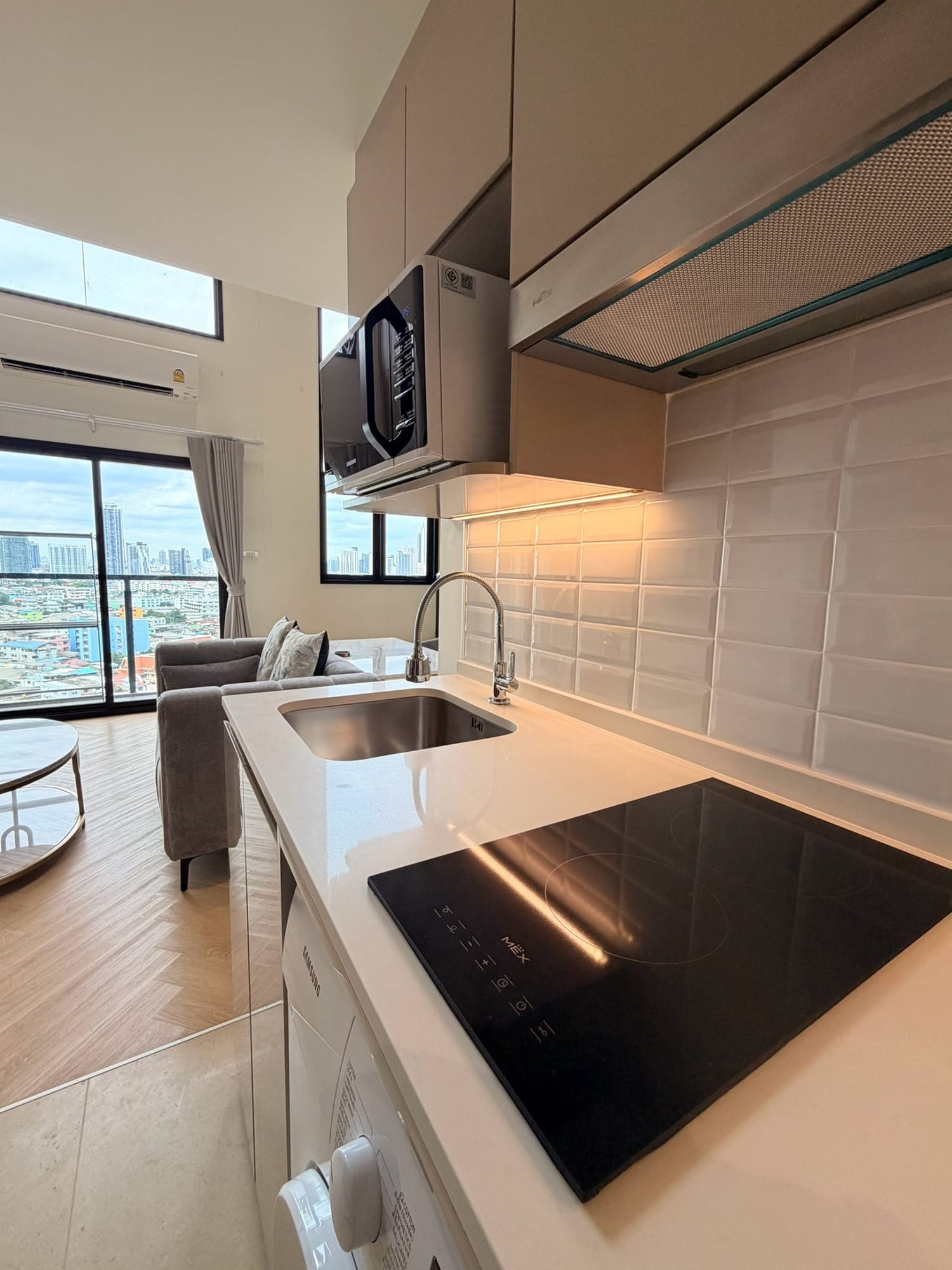 Modern 1-Bed Condo in Central Bangkok - Prime Location, Fully Furnished 26