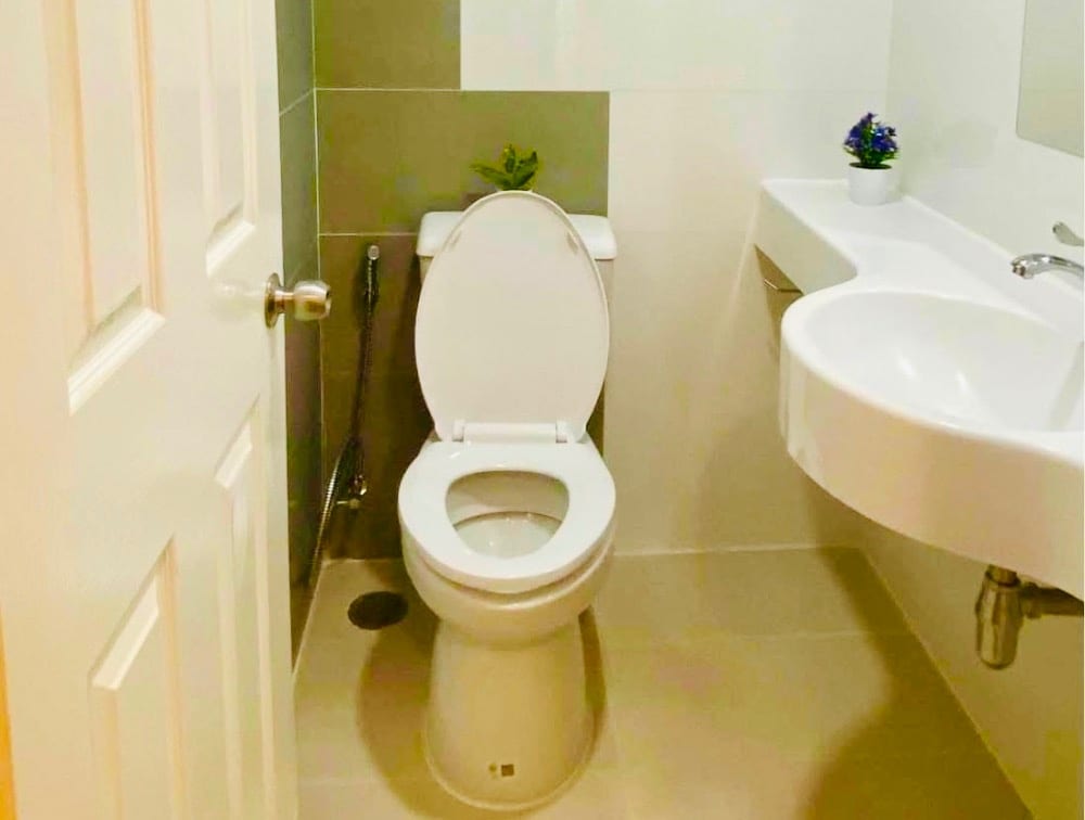 Modern 1-Bedroom Condo in Central Bangkok with City Views 7