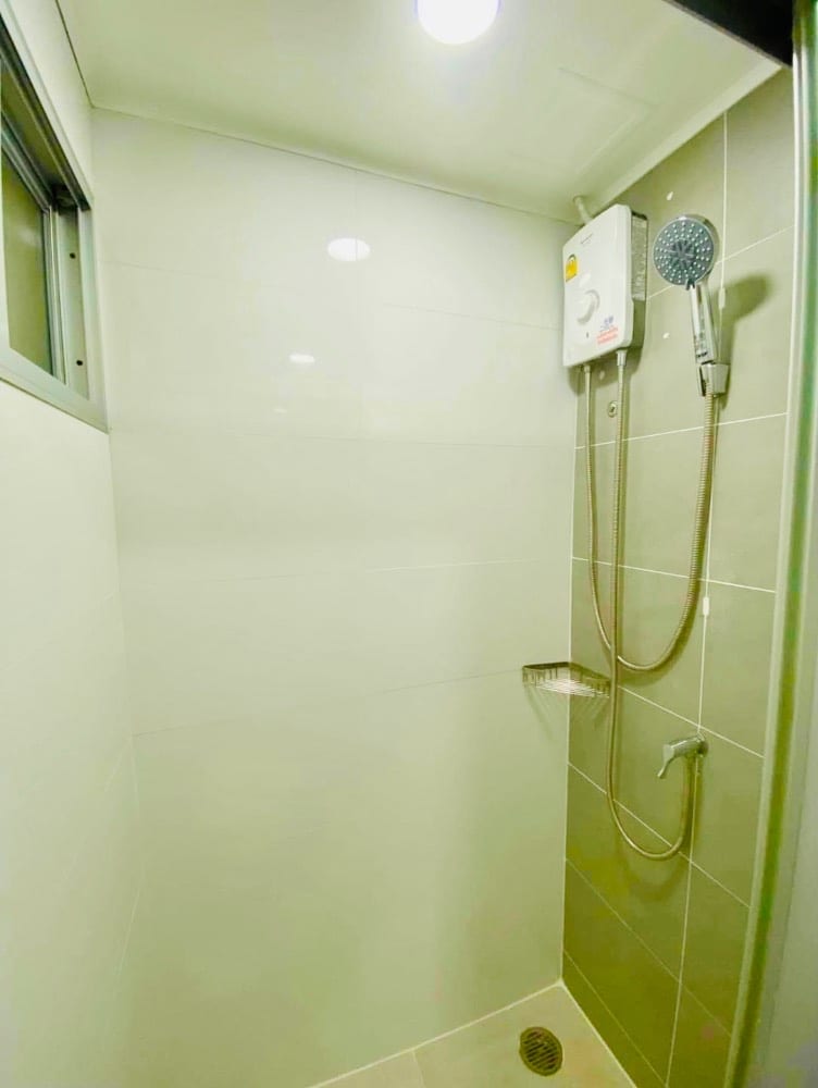 Modern 1-Bedroom Condo in Central Bangkok with City Views 8