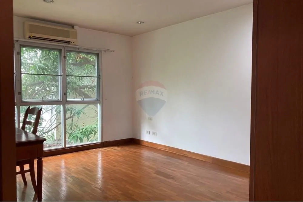 Spacious 2-Bedroom Pet-Friendly Apartment — Walk to BTS Thong Lo 4