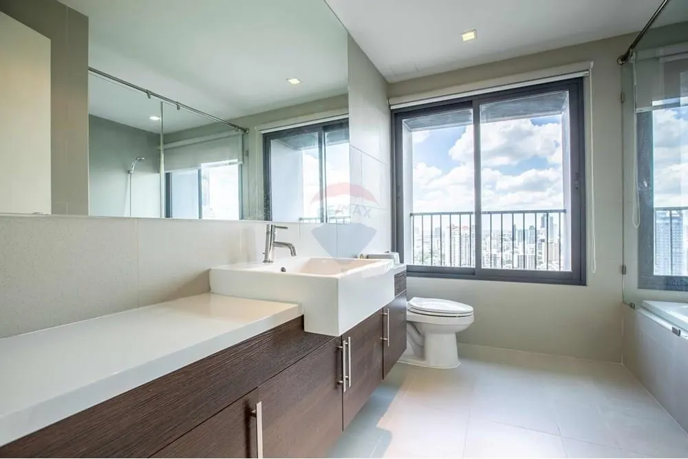 Luxury 3-Bedroom Residence — Noble Remix, BTS Thonglor 2