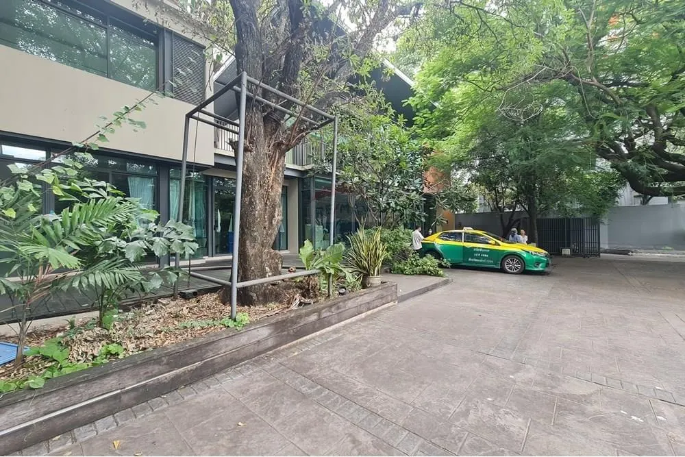 Land in Sukhumvit Phrom Pong — Land with House & Commercial Space 3
