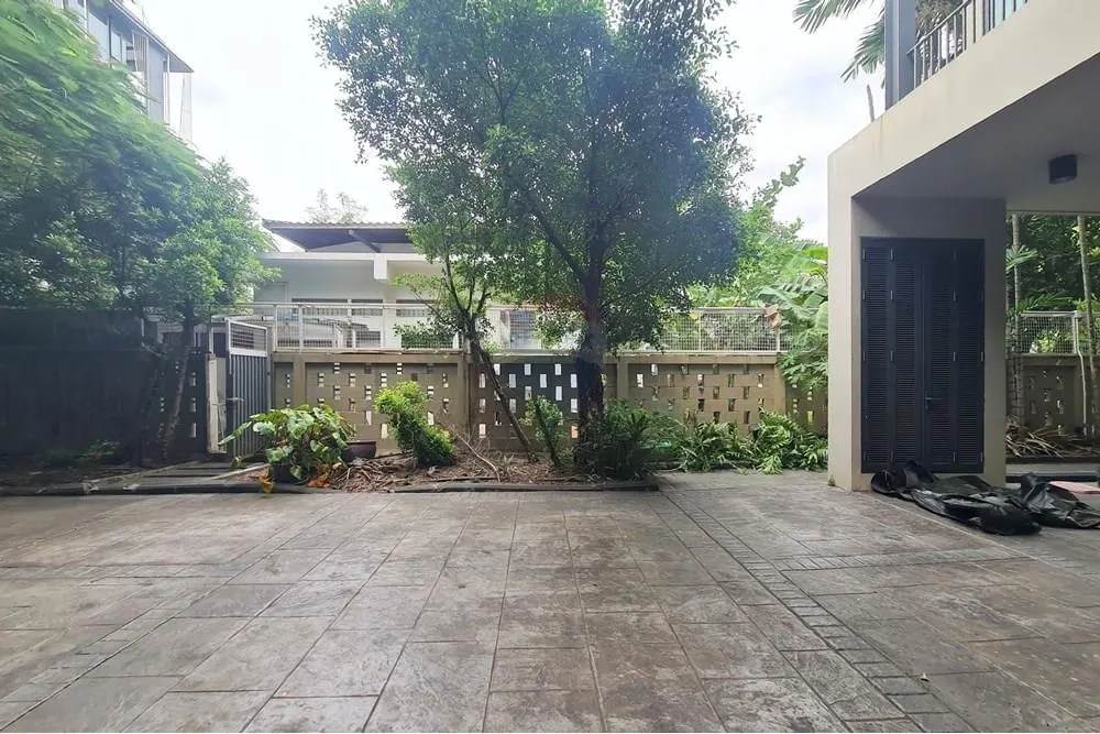 Land in Sukhumvit Phrom Pong — Land with House & Commercial Space 2