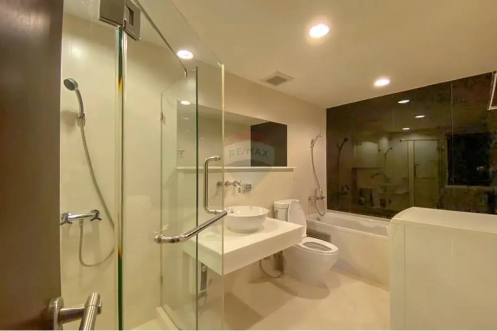 Spacious 2-Bedroom for Rent at The Address Sukhumvit 42 4