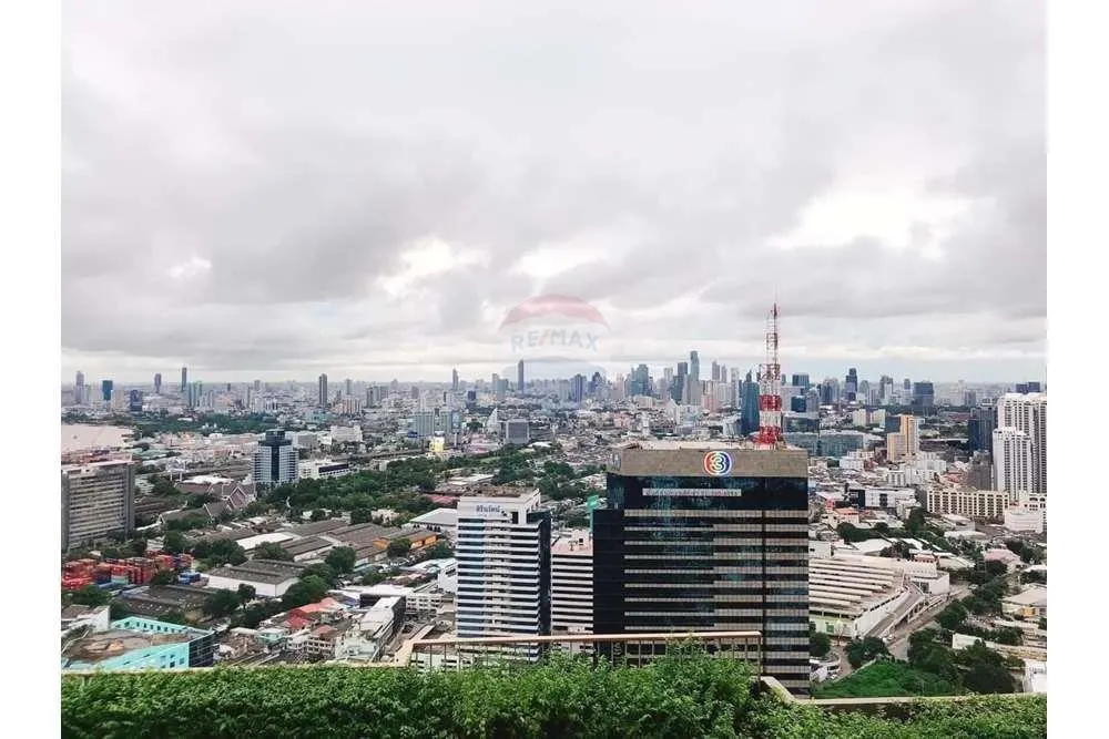 Super Cheap High-Floor 1-Bed Condo at OKA Haus Sukhumvit 36 9