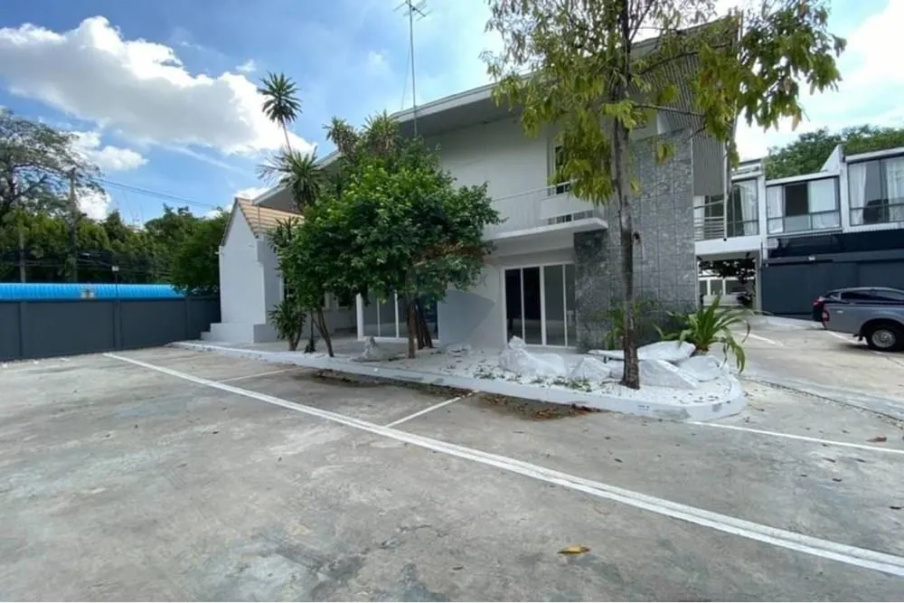 Commercial for rent in Thonglor — Commercial · Thonglor