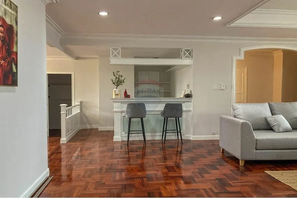 Spacious 4-Room Residence on Sukhumvit 43 — Walk to BTS Phrom Phong 3