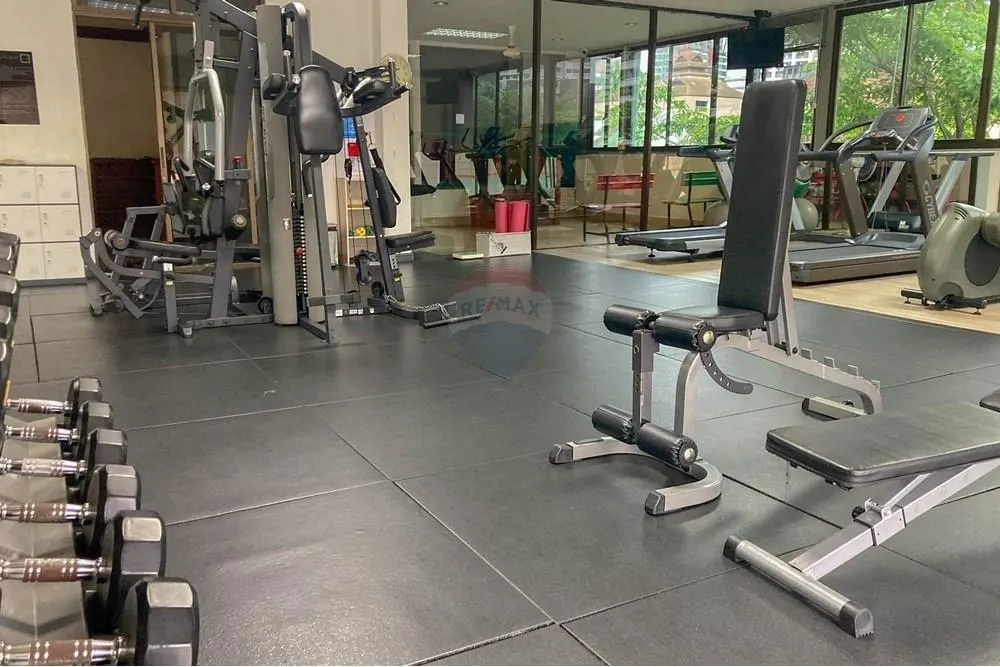 Spacious 4-Room Residence on Sukhumvit 43 — Walk to BTS Phrom Phong 7