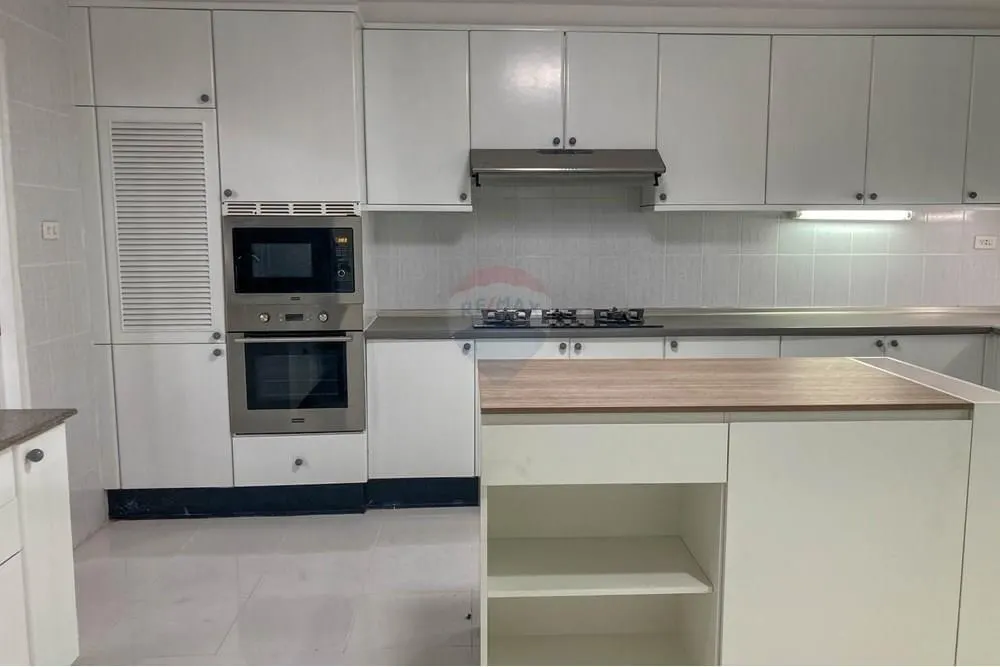 Spacious 4-Room Residence on Sukhumvit 43 — Walk to BTS Phrom Phong 4