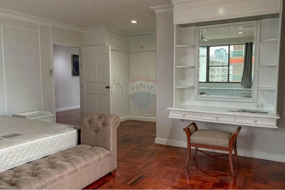 Spacious 4-Room Residence on Sukhumvit 43 — Walk to BTS Phrom Phong 2