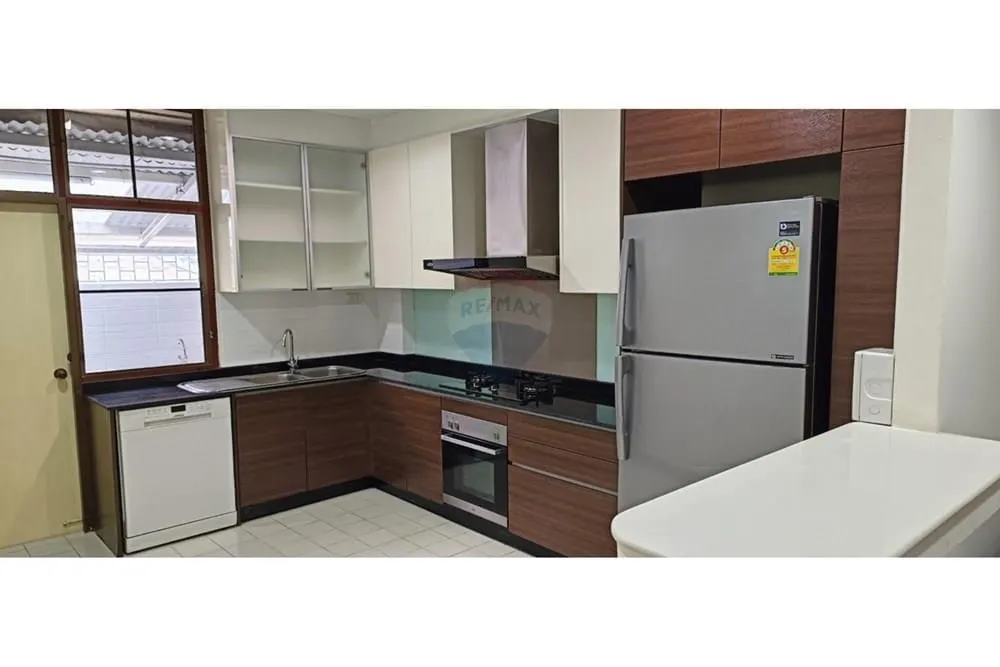 Traditional 4-Storey Townhome — Prime Thonglor Location 6