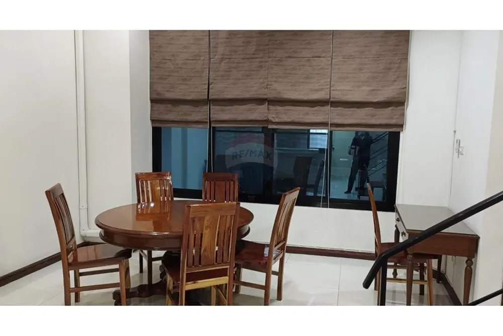 Traditional 4-Storey Townhome — Prime Thonglor Location 5