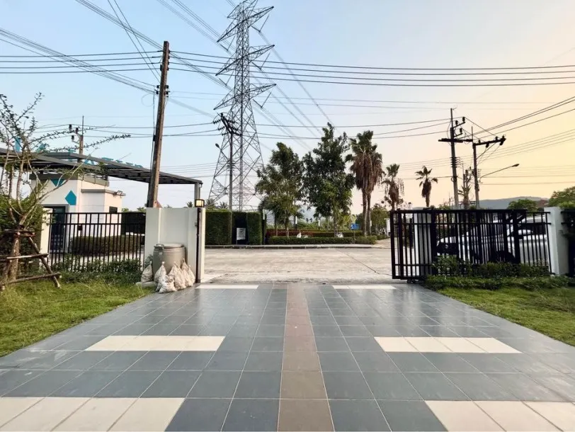 Modern style Three Bedroom house in estate a fews mins to BISP 3