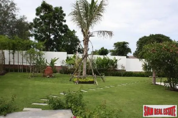 Modern Five Bedroom House with Private Swimming Pool and Large Garden for Sale 3