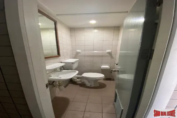 All Seasons Mansion - Very Spacious Two Bedroom Condo with Shuttle Service to Phloen Chit BTS. 3