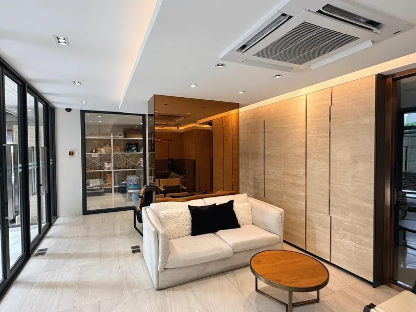 Klass Langsuan - Elegant 1-Bedroom Fully Furnished Condominium in Langsuan Bangkok 3