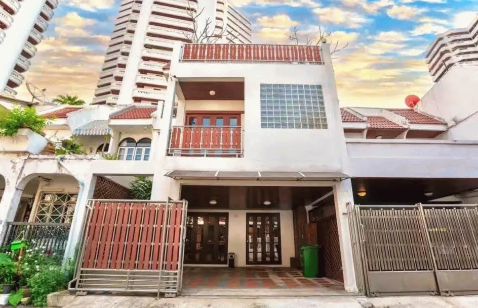 4-bed Townhouse for sale in Phrom Phong — 4-bedroom townhouse · Phrom Phong