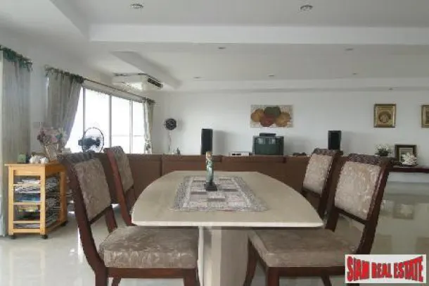 3 bedrooms condominium only few steps from the beach for Sale 3