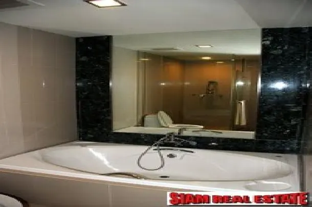 A beautifully present 2 beds, 2 baths modern condominium for rent in Private and Convenient Community, closed to Prakanong Skytrain Station 2