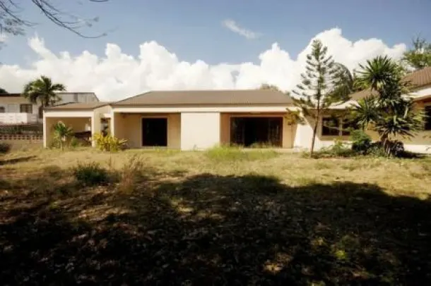 Bargain 4 Bed Villa near the Beach 2