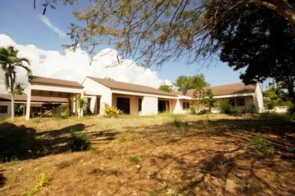 4-bed Villa for sale in Central Hua Hin — 4-bedroom villa · Central Hua Hin