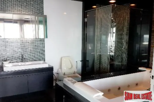 2-Bedroom Absolute Beachfront Corner Apartment in Na Kluea 3