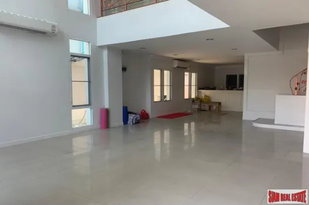 Four Storey Five Bedroom House for Rent with Lots of Parking in Ekkamai 2