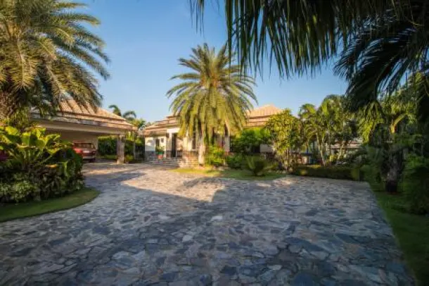 HANA VILLAGE 1: LUXURY BALI STYLE POOL VILLA 4