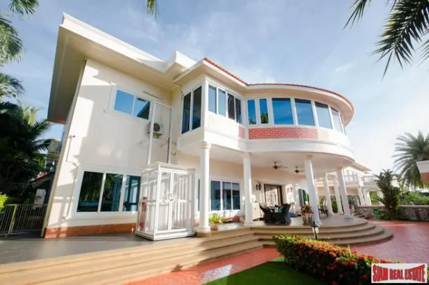 Massive Luxury Private Estate with Seven Bedroom, Guest Bungalow and Private Swimming Pool 4