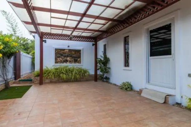 Luxury 3 Bed Pool Villa Close to Town 4