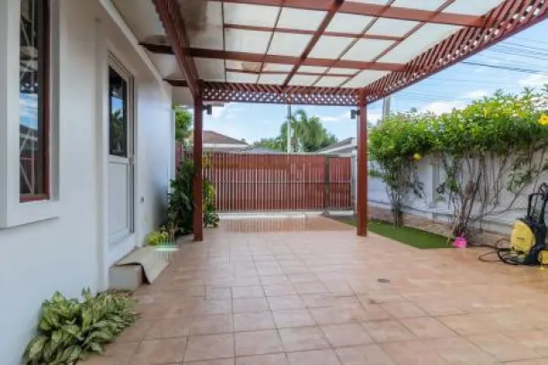 Luxury 3 Bed Pool Villa Close to Town 3
