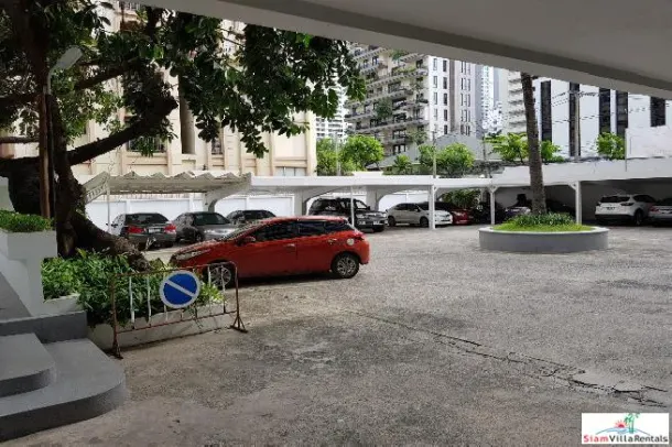 Pet Friendly Two Bedroom for Rent with City and Pool Views on Sukhumvit 19 BTS Asoke. 4