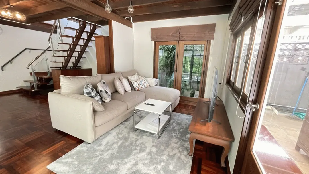 Charming Two‑Story Detached House with a traditional Two beds - for rent in Sathorn-Silom. 4