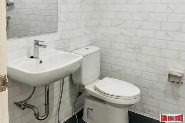 Spacious House with Four Bedrooms and Two Multipurpose Rooms for Rent on a Quiet Ekkamai Alley 3