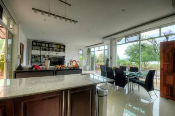 Modern Lakeside Pool Villa with amazing clear views over the Royal Lake 4