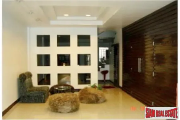 Large Townhouse for Sale in the Phra Khanong Area, Bangkok 4