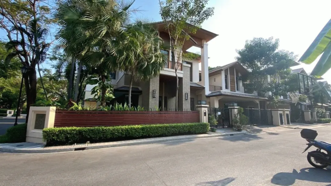 4-bed Villa for rent in Phra Khanong — 4-bedroom villa · Phra Khanong