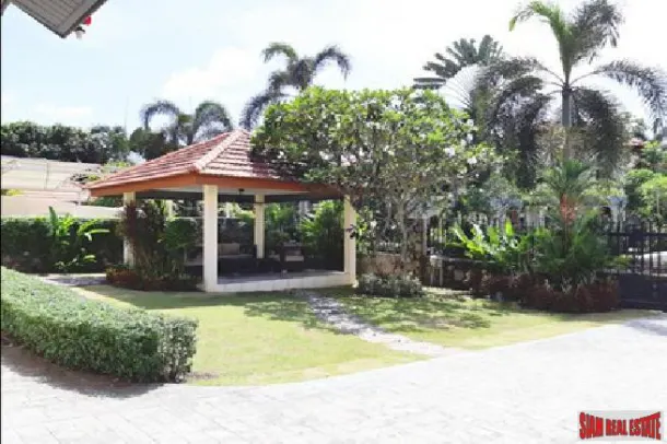 Beautiful 4 bedroom large garden pool villa in a quiet area for sale -East Pattaya 3