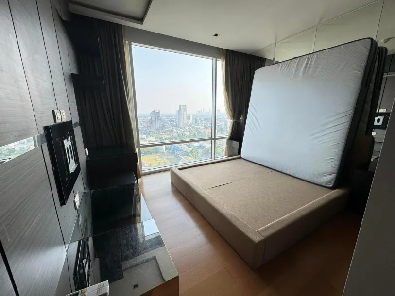 Fullerton Sukhumvit - 153 sqm. and 3 bedrooms and 4 Bathrooms. + 1 Maid room nearly BTS Ekkamail. 2